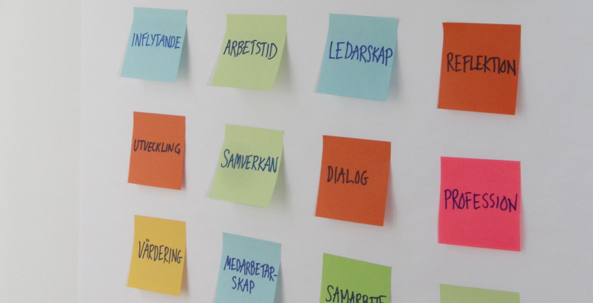 Färgglada post-it-lappar mot vit bakgrund
