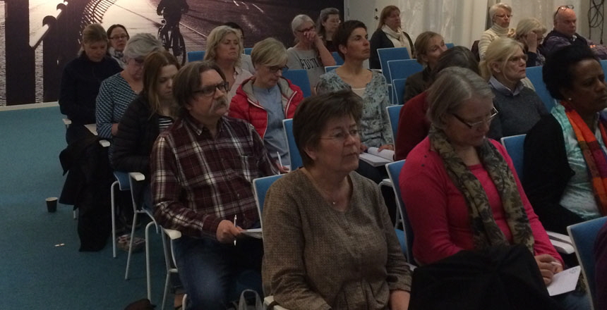 En grupp medlemmar som sitter och lyssnar på föreläsningen om pension.