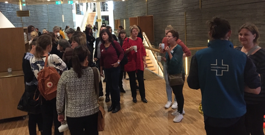 Medlemmar som minglar i en konferenslokal