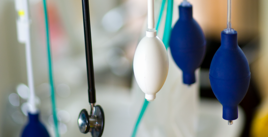 Medicinsk utrustning på nattintensiven på Mälarsjukhuset. På bilden syns stasband, stetoskop, manschetter för att skapa övertryck samt en blåsbälg. All utrustning hänger på en hållare.