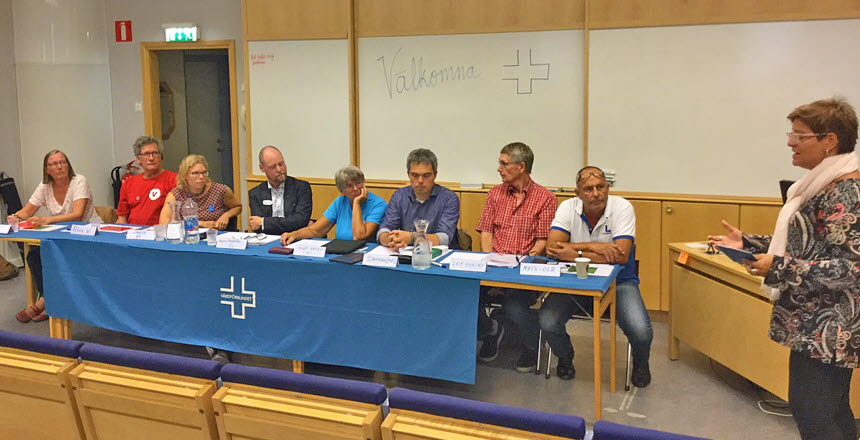 Sineva Ribeiro leder en paneldebatt, 8 personer sitter vid ett bord