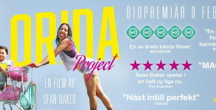 En kvinna i skjorts och linne går med en kundvagn där det sitter en flicka i