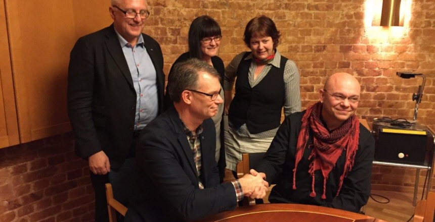 Börje Dovstad ordförande för personaldelegationen i Karlskrona kommun, Gunilla Månsson ordförande för Vårdförbundet Blekinge, Eva-Marie Malmgren ordförande i äldrenämnden. Sittande: Mikael Jansson förhandlingschef Karlskrona kommun och Tobias Blümke förbundsombudsman Vårdförbundet