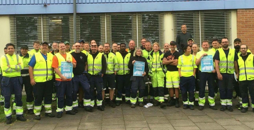 Bild på hamnarbetare uppställda för strejk i Göteborgs Hamn