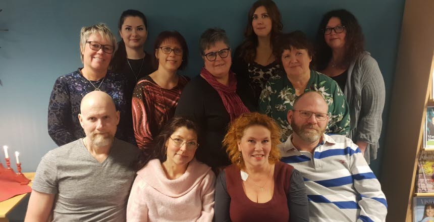 En gruppbild på styrelseledamöter från Vårdförbundet avdelning Västernorrland. Det är blandat med kvinnor och män.