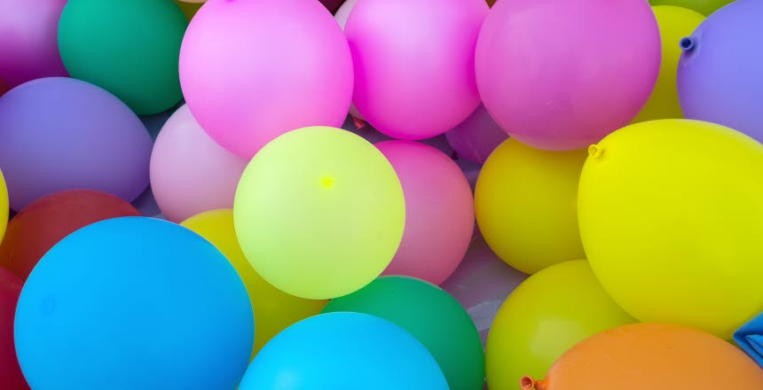 Färgglada ballonger i ett stort knippe