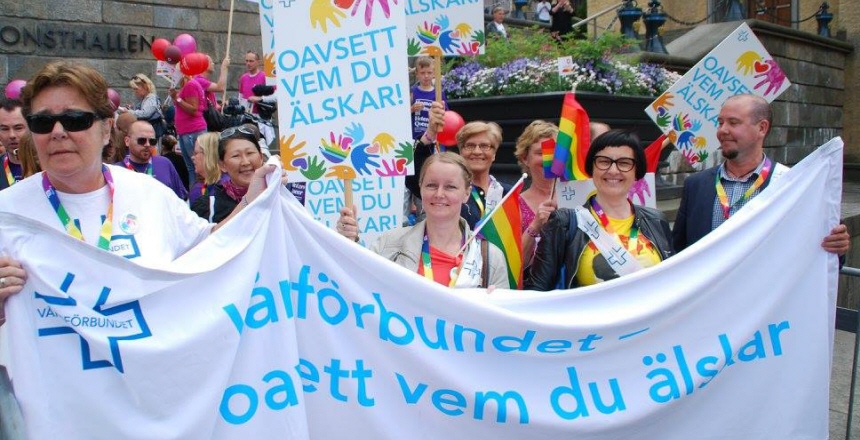 Prideparad med Vårdförbundets banderoll i vitt och blått med texten