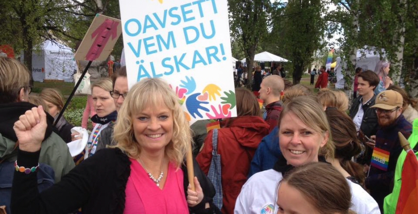 Bild på styrelsen i Pridetåget. Vårdförbundet oavsett vem du älskar.