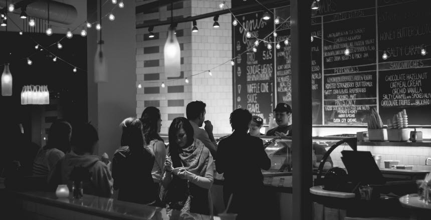 En restaurang/bar där personer står i kö för att beställa mat.