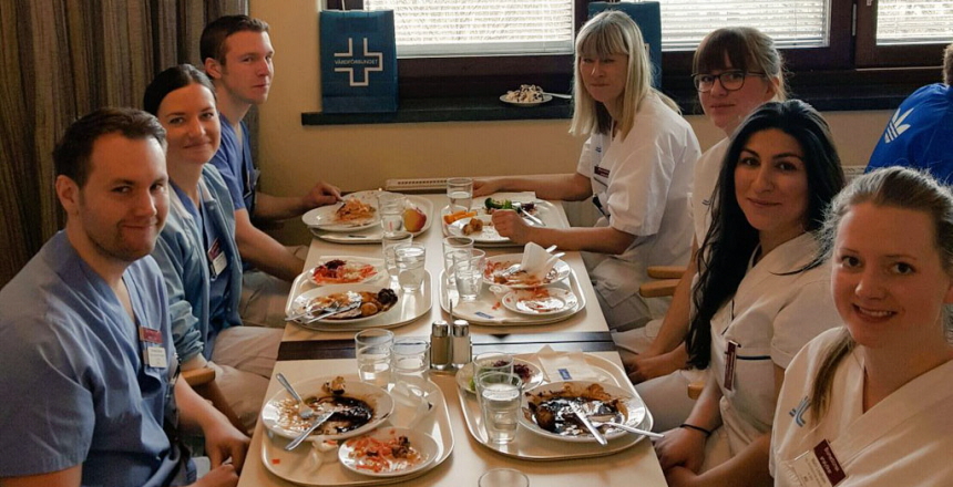 Sju biomedicinska anlytiker som äter lunch