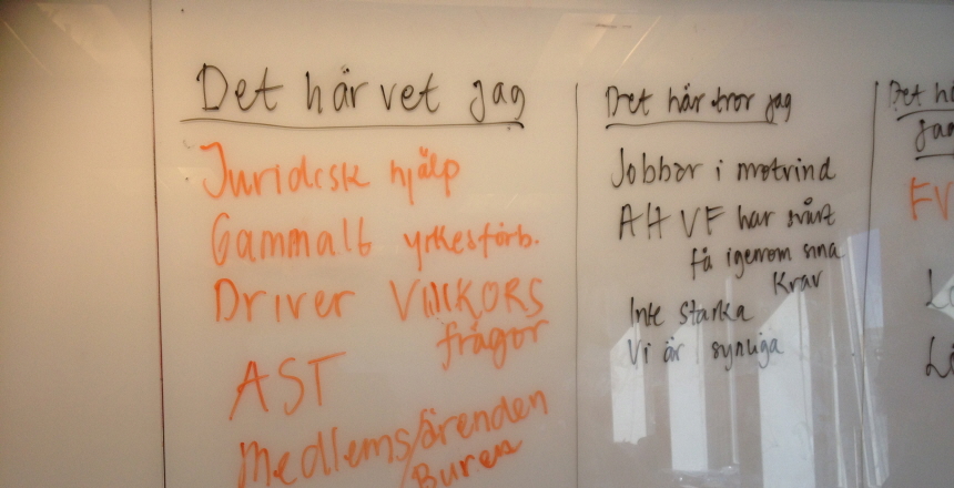 Skrivtavla med röd och svart text
