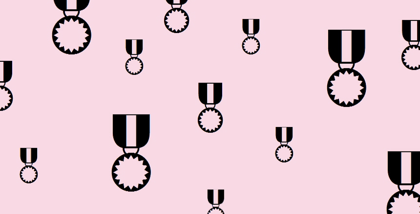 En mängd små svarta medaljer som hänger mot rosa bakgrund