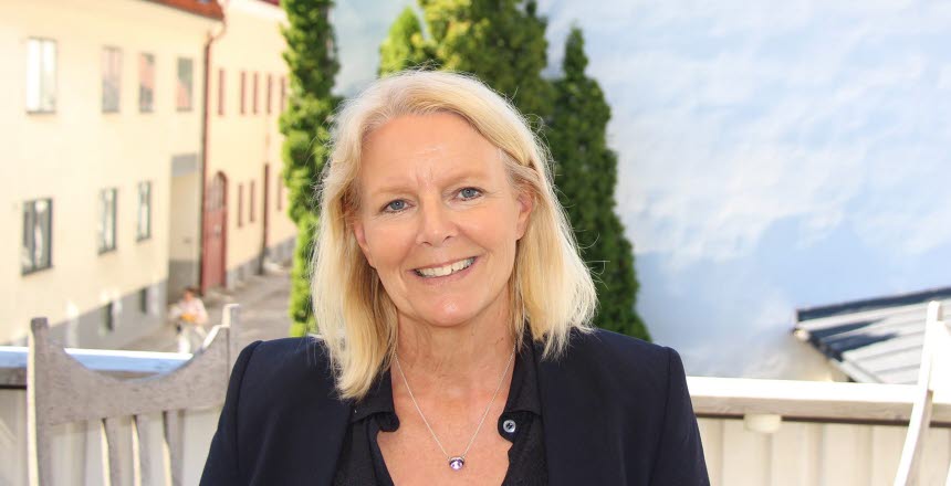 bild på en kvinna med blont axellångt hår som ler