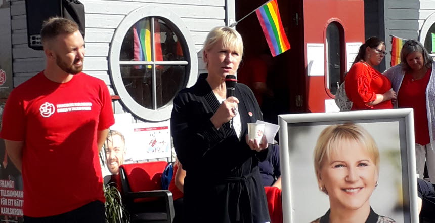 Margot Wallström talar på ett torg i Karlskrona