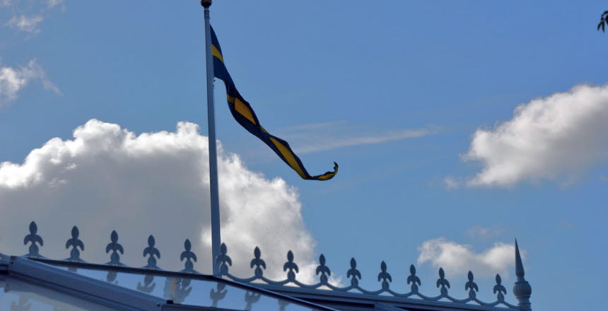 Vimpel Sverigeflagg över ett växthus
