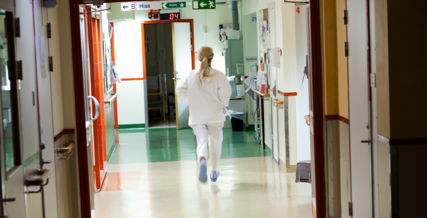 Sjuksköterska springer i korridor på intensivvårdsavdelning