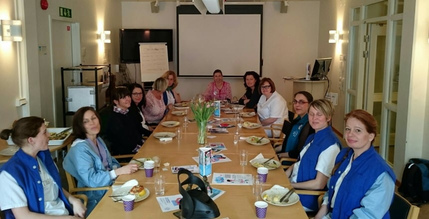 Barnmorskor i Kungsbacka och representanter från styrelsen på Vårdförbundet avdelning Halland sitter vid ett konferensbord och håller guldkantmöte