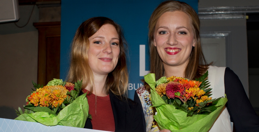 Julia och Caroline med prischeck och blombuketter i händerna