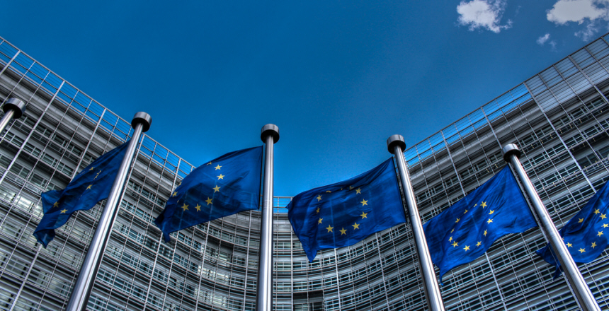 EU flaggor framför byggnad