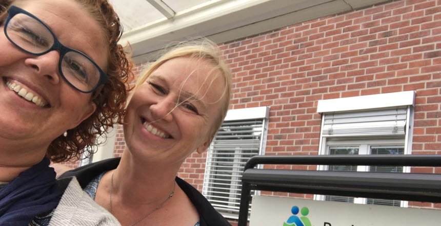 Två glada förtroendevalda anestesisjuksköterskor ska göra arbetsplatsbesök på Laxå Vårdcentral.