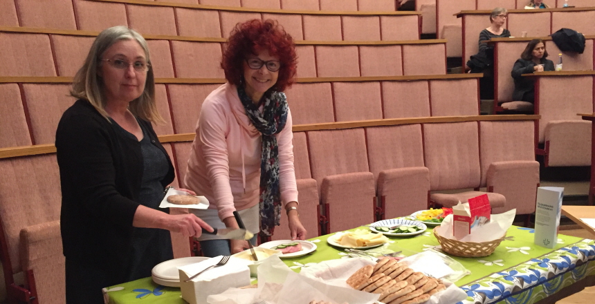 Två medelmmar stående framför ett smörgåsbord