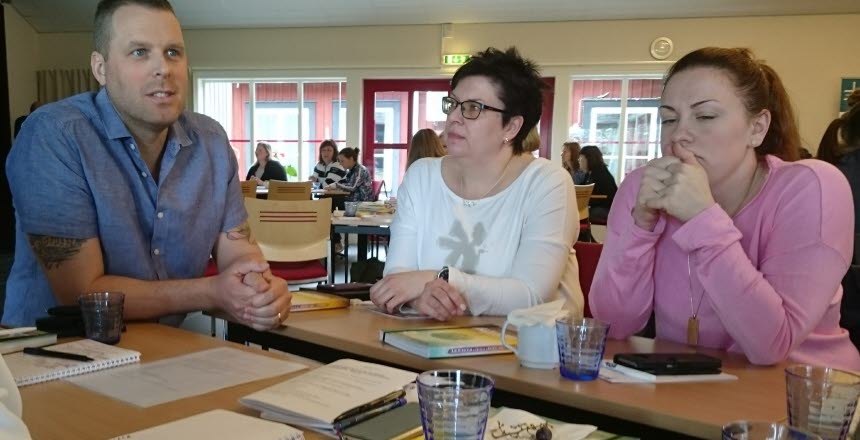 En man och två kvinnor sitter i en utbildningssal