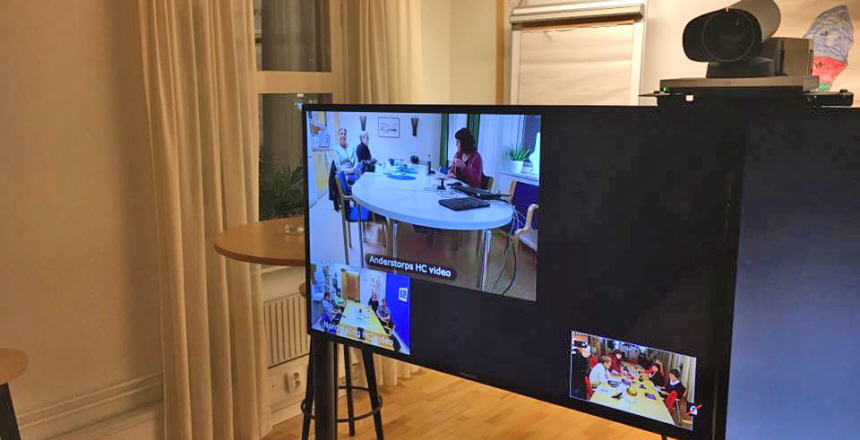 Sammanträdesrum med tv-bild