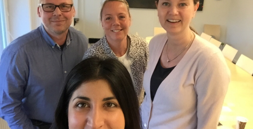 Foto av de två politikerna tillsammans med ordförande och vice ordförande i Vårdförbundet avdelning Dalarna